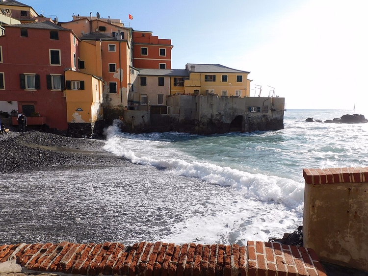 Çakıl plajın üstündeki Boccadasse'nin renkli evleri