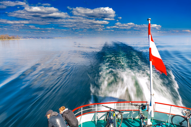 Ausflugsboot auf dem Bodensee, Kielwasser auf dem Wasser