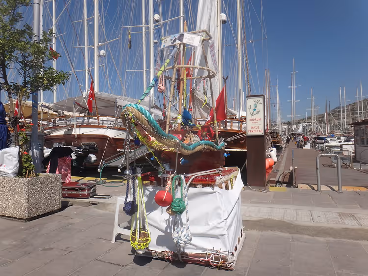 Guleter fortøyd ved Bodrum Marina