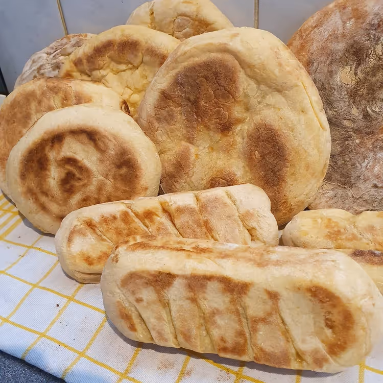 Flaches Madeira-Bolo-do-caco-Brot mit Butter