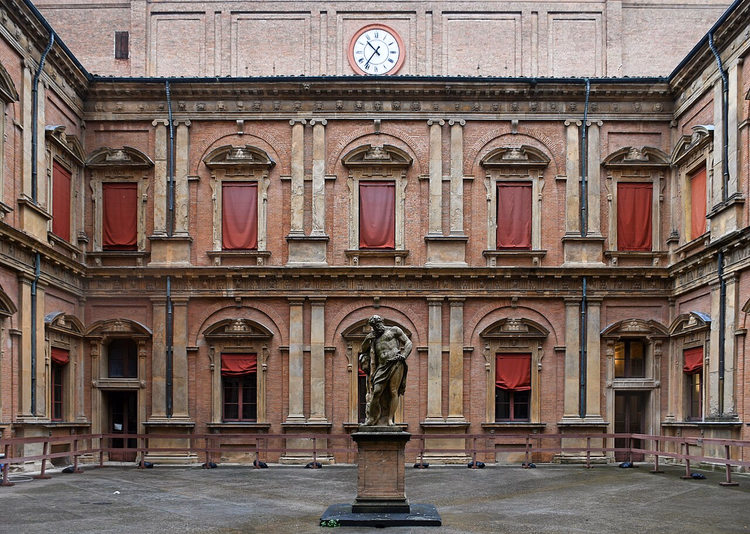 Gårdsplassen i Palazzo Poggi med statue og klokke