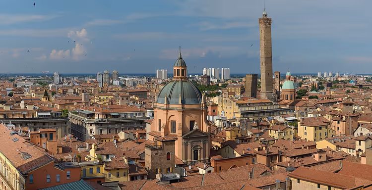 Panorama van Bologna met daken en een toren