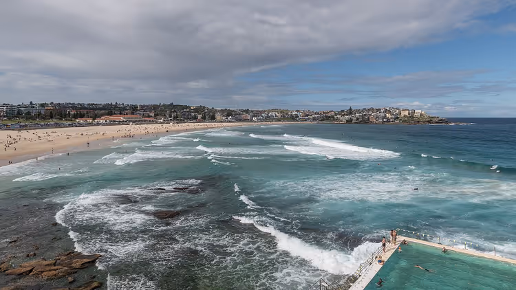 Bondi Beach med bølgebasseng og bølger