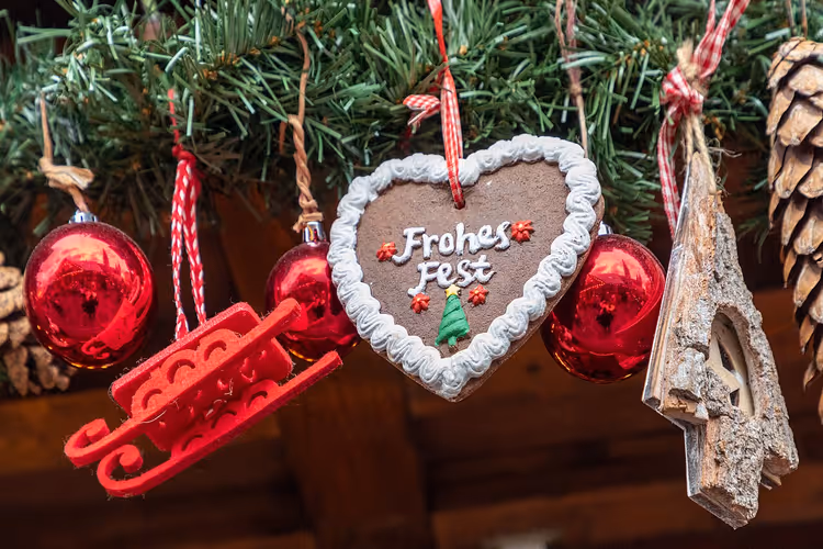 Akşamleyin Köln Katedrali'ndeki Noel pazarı