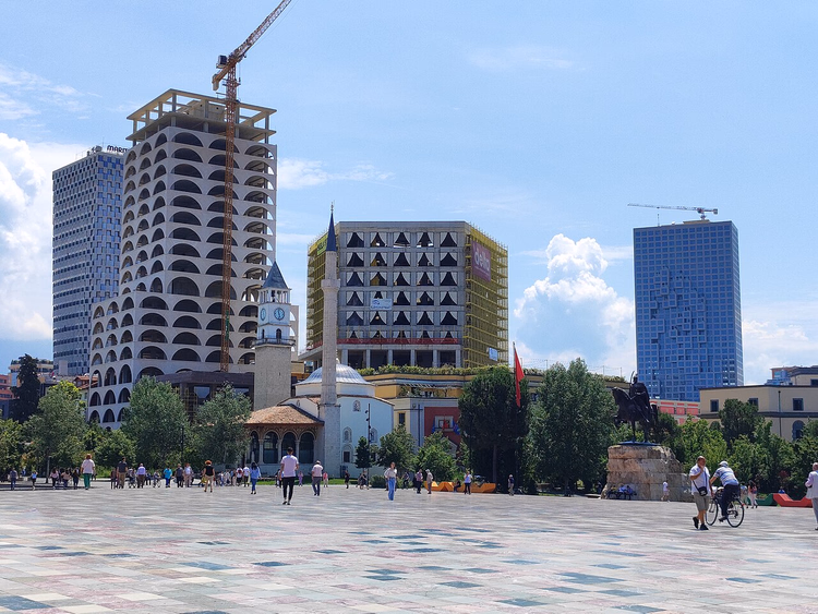 Skanderbeg-Platz in Tirana mit Moschee und Turm