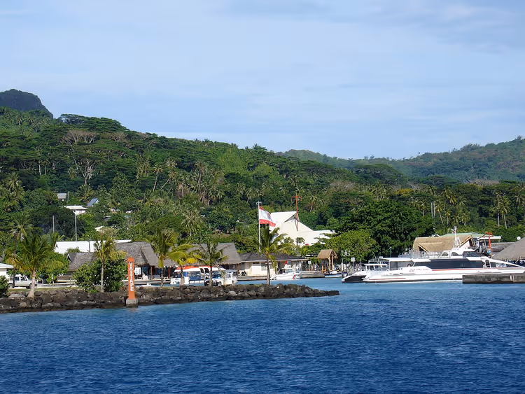 Panorama over Bora Bora-lagunen med båter og hus