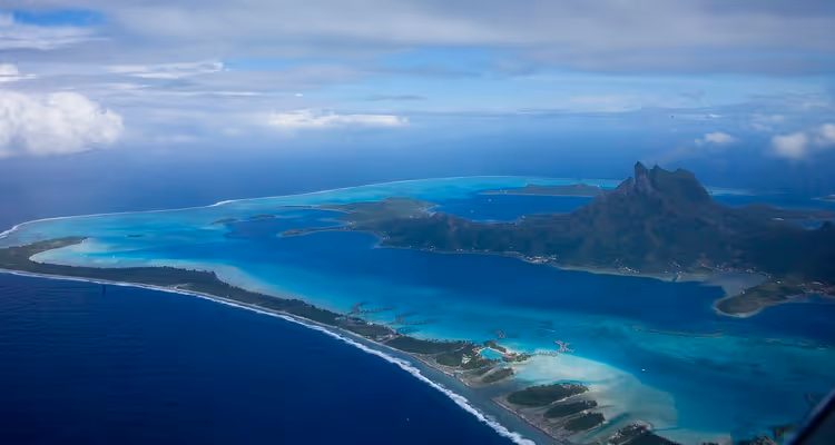 Lagün ve dağ manzaralı Bora Bora'nın havadan görünümü
