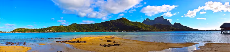 Panorama over Bora Bora-lagunen med en sandtange