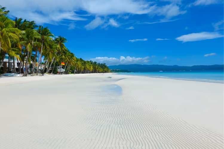 Valkoinen hiekkaranta palmuja Boracayssa