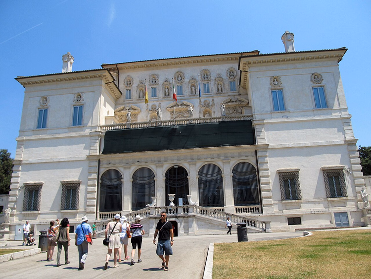 Fassade der Galleria Borghese und Touristen am Eingang