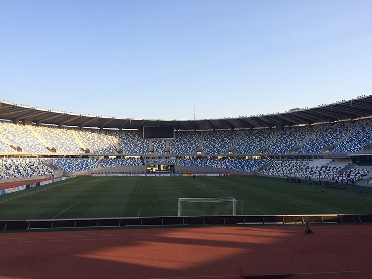 Dinamo Arena staadioni tribüünid ja väljak päeval