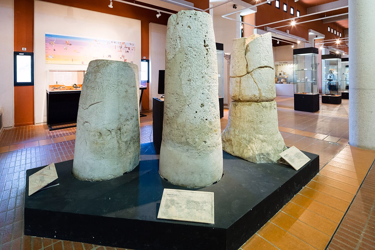 Romerske milesteiner i salen på Cimiez-museet