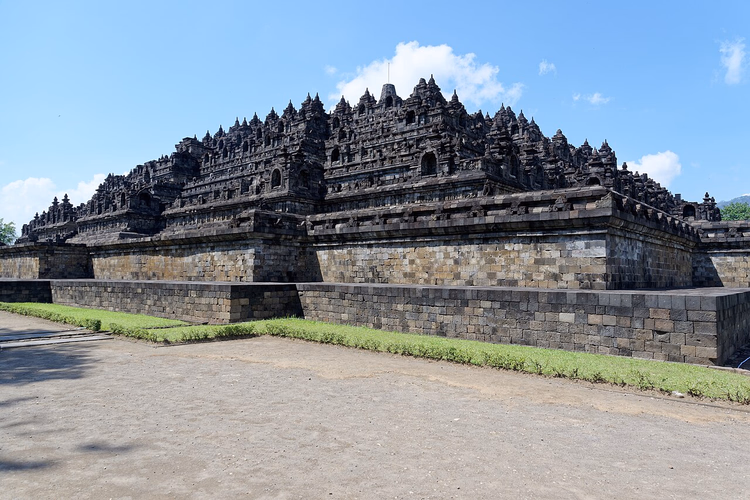 Borobudur-tempel op Java onder een blauwe lucht