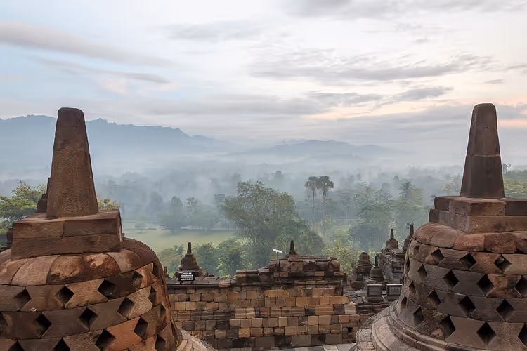 Buddhistischer Tempel Borobudur bei Sonnenaufgang