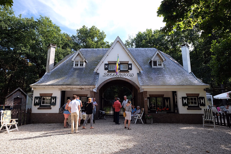 Waldpavillon mit Besuchern in Hunderlo