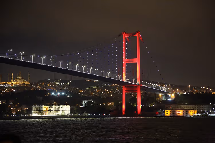 Ночной Босфор с подсвеченным мостом и огнями Стамбула