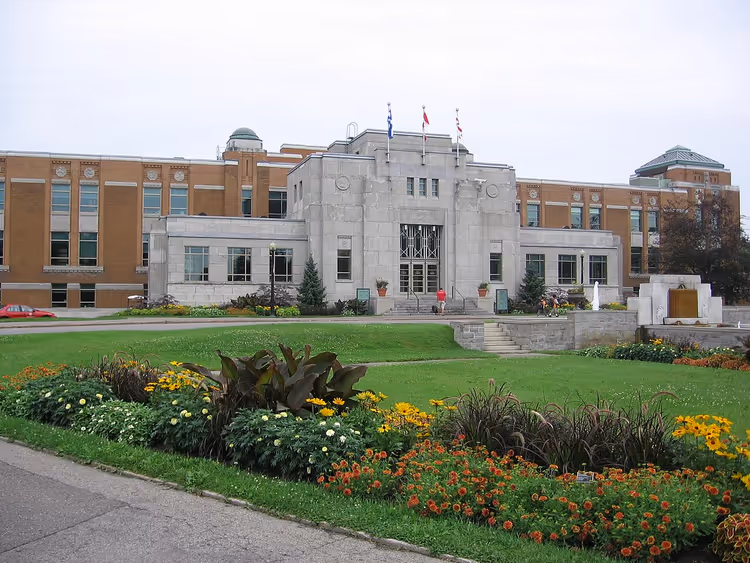 Bygningen i Montreals botaniske hage med blomsterbed