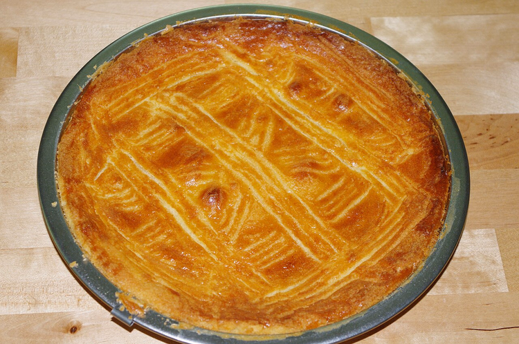 Runder Boterkoek mit Gittermuster in einer Form