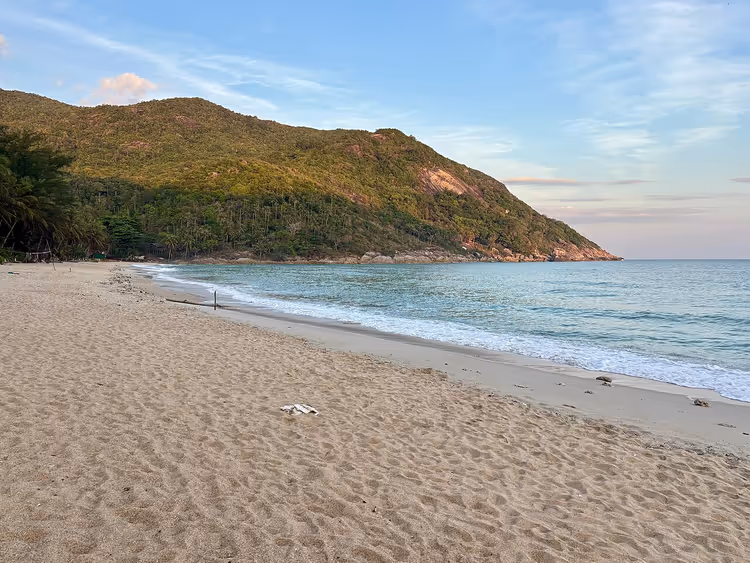 Praia tranquila no norte de Ko Pha Ngan