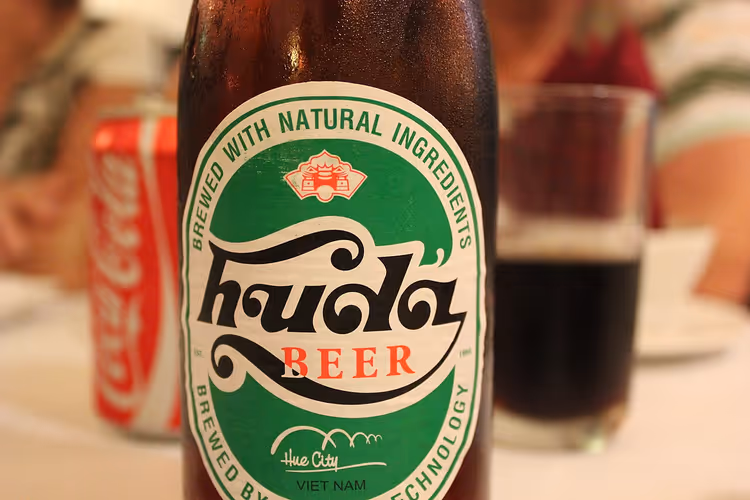 Бутылка вьетнамского пива Huda Beer на столе
