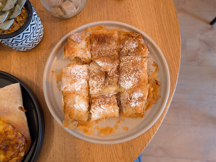 muhallebili, pudra şekerli ve tarçınlı bougatsa