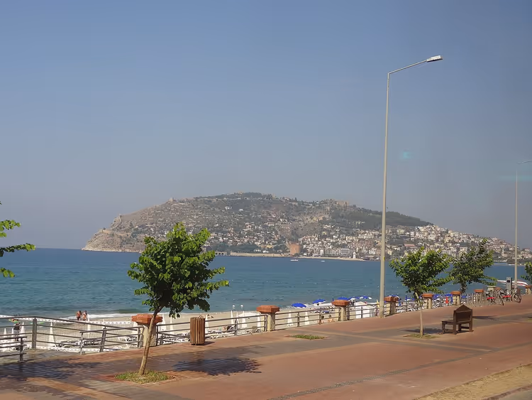 Strandpromenaden i Alanya med utsikt mot festningen og havet