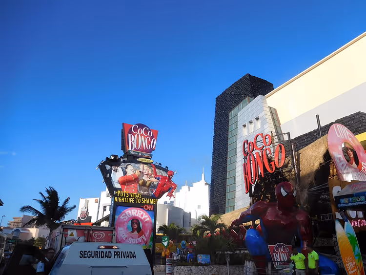 Kyltti ja sisäänkäynti Coco Bongo -klubille Cancúnissa