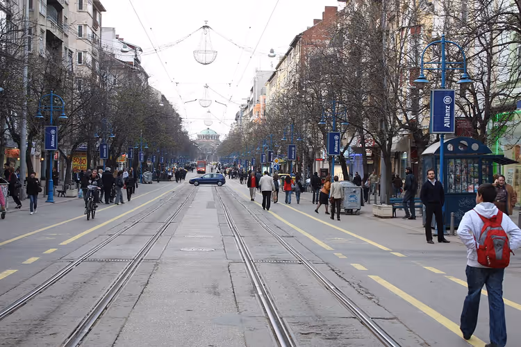 Vitosja-boulevarden i Sofia med trikkeskinner og fotgjengere