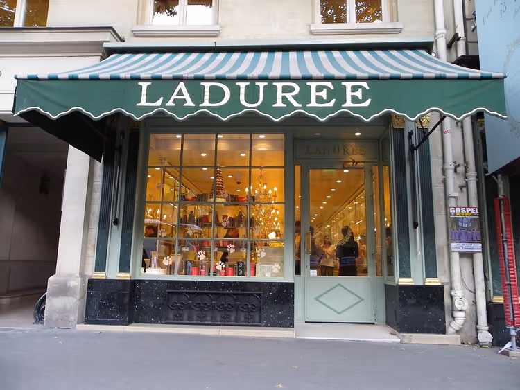 Ladurée-butikkvindu med grønn markise i Paris