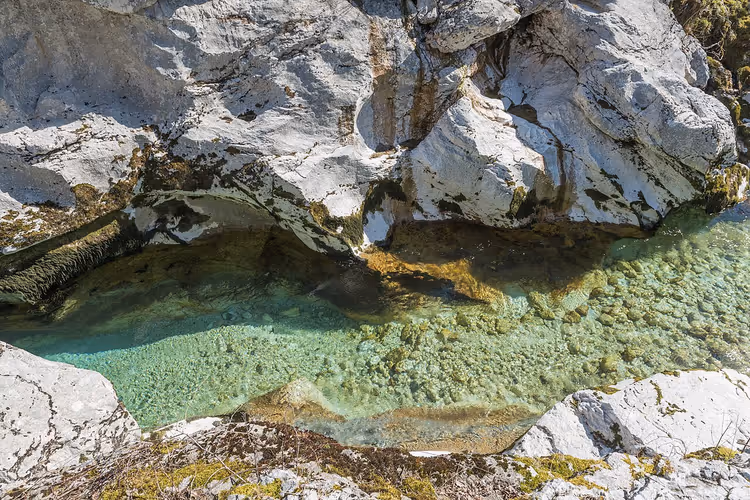 Beyaz kayalar arasında Soča Nehri'nin zümrüt suları