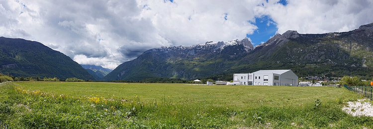 Yazın Bovec Havzası'nın çayırları ve dağları