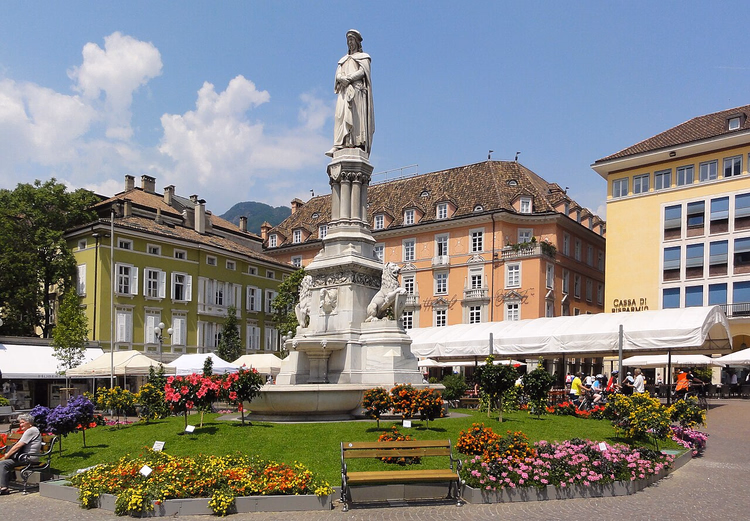 Walther-Denkmal auf dem Waltherplatz in Bozen