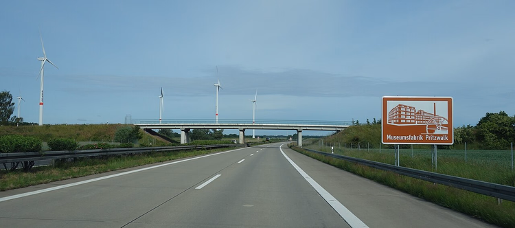A24 motorvei nær Pritzwalk, bro og vindturbiner