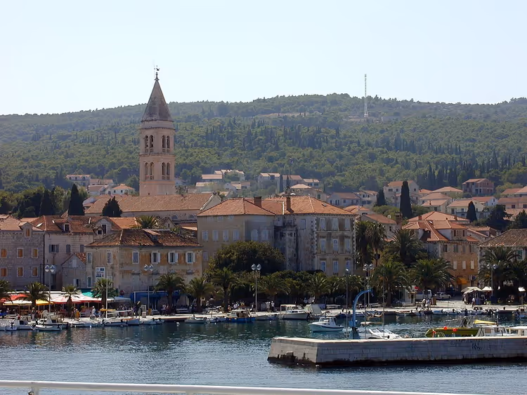 Brač'taki küçük bir kasabanın çan kulesiyle limanı