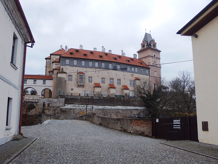 Kulesi ve Arnavut kaldırımlı sokağıyla Brandýs nad Labem Kalesi