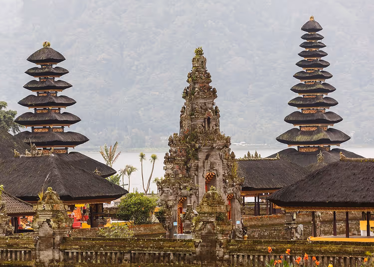 Ulun Danu Tapınağı'ndaki katmanlı meru pagodaları