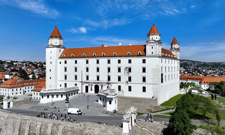 Bratislava slott, hvitt slott med fire tårn