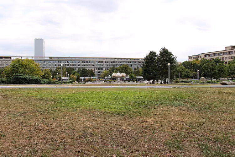 Námestie slobody in Bratislava met een fontein en flatgebouwen