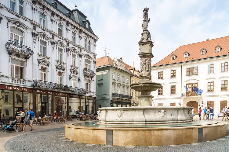 Maximilianfontenen med søyle på et torg i Bratislava
