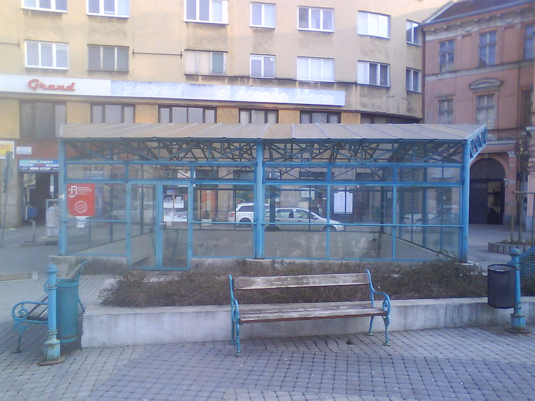 Glasspaviljong over kapellruiner på torget