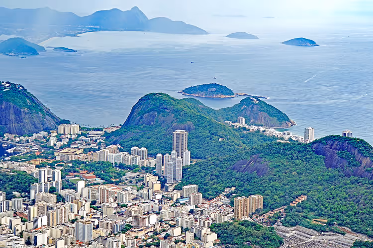 Kurtarıcı İsa Heykeli seyir terasından Rio de Janeiro panoraması