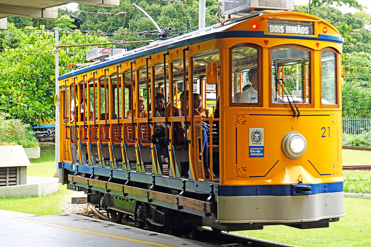 Gelbe Straßenbahn von Santa Teresa mit Fahrgästen