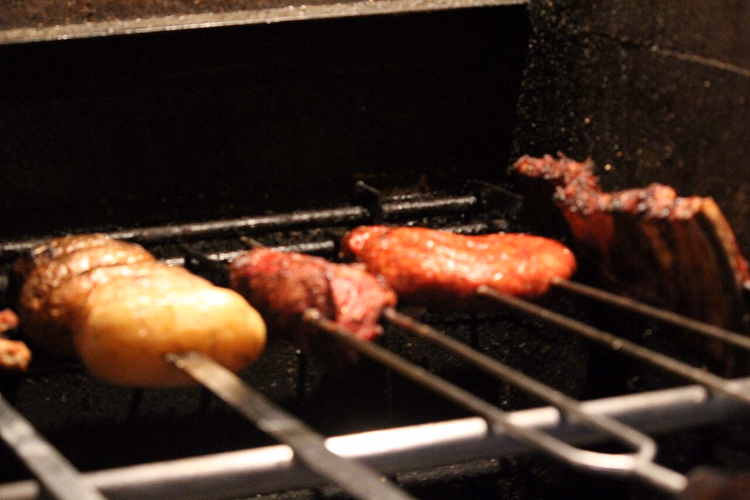 Fleisch- und Wurstspieße auf dem Grill