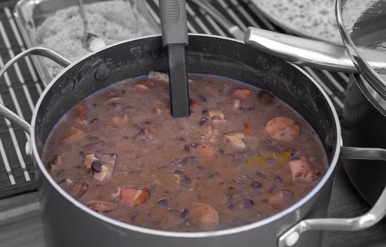Pot Braziliaanse feijoada met bonen en worst