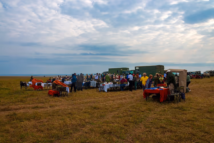 Frokost på savannen etter en tur med varmluftballong, Maasai Mara