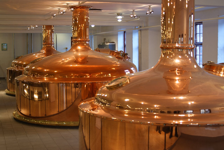 Медные пивоваренные котлы в зале Carlsberg