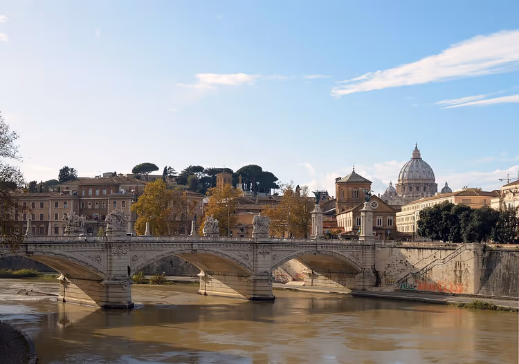 Ponte Vittorio Emanuele II over Tiberen med Peterskirkens kuppel