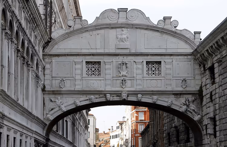 Brug der Zuchten in Venetië tussen gebouwen