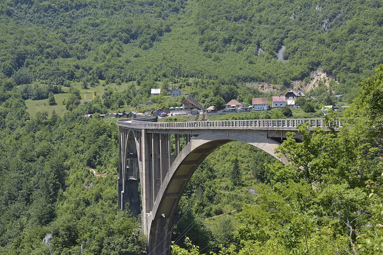 Boogbrug Đurđevića Tara over de Tara-kloof