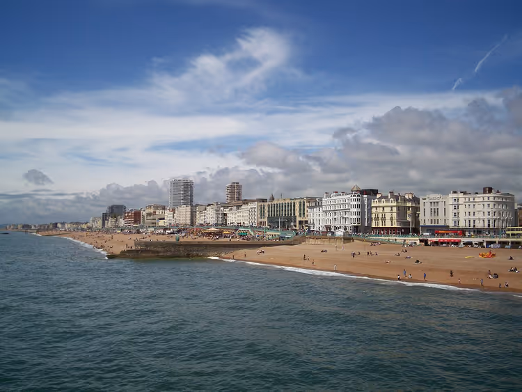 Panorama der Strandpromenade und des Strands von Brighton vom Meer aus